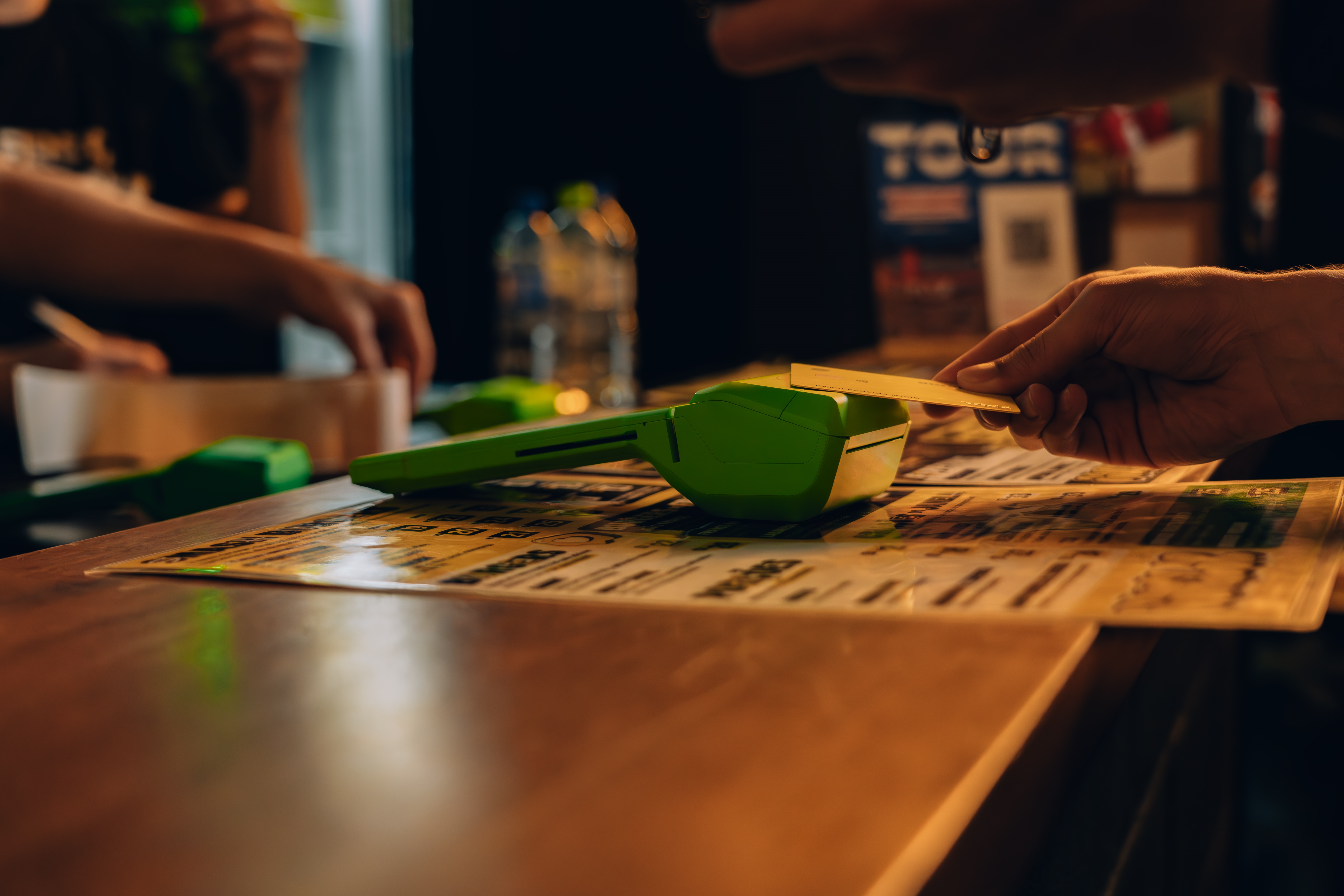 Cliente passando cartão em Maquininha Stone