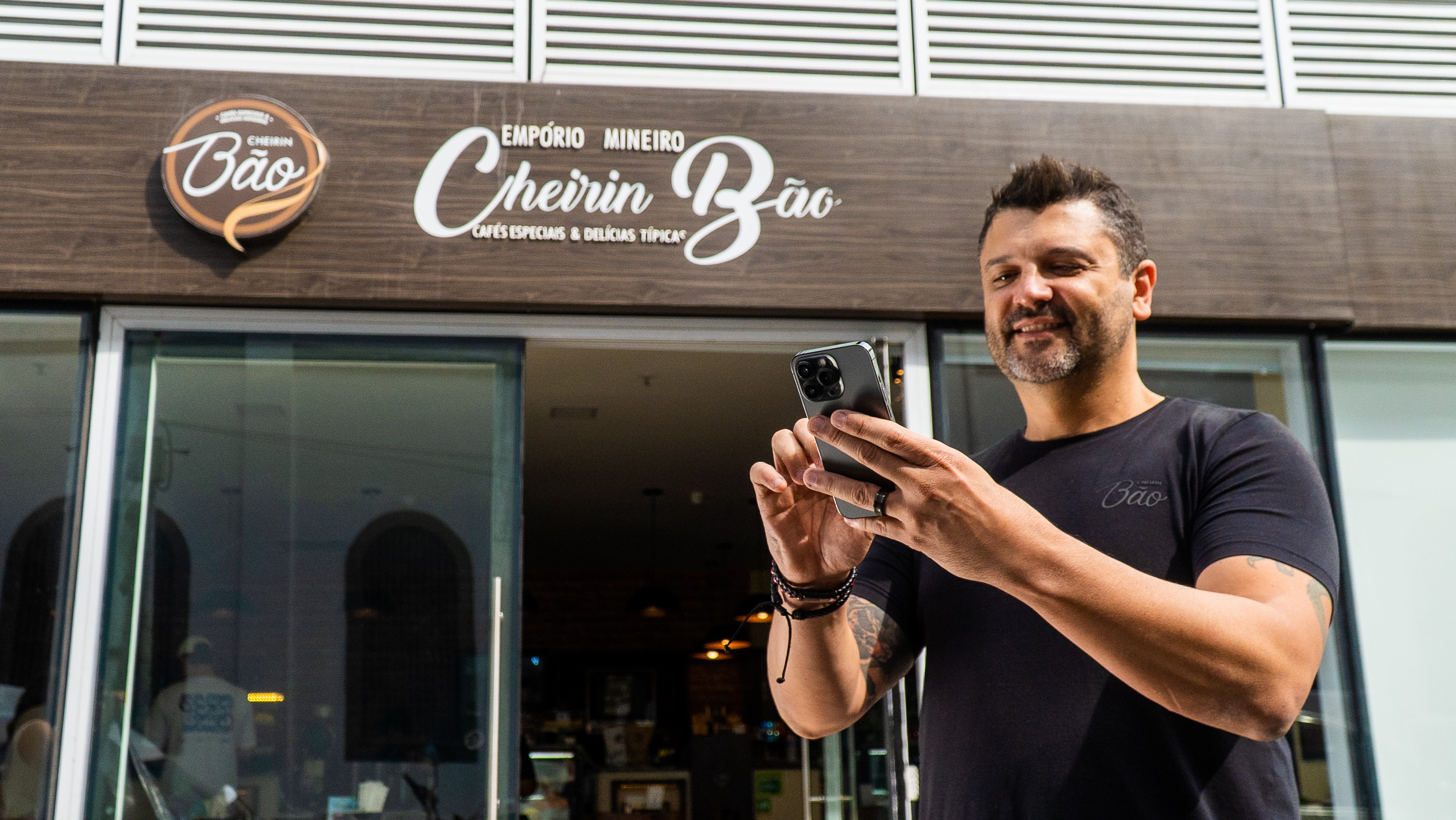 Empreendedor parcelando boleto no celular