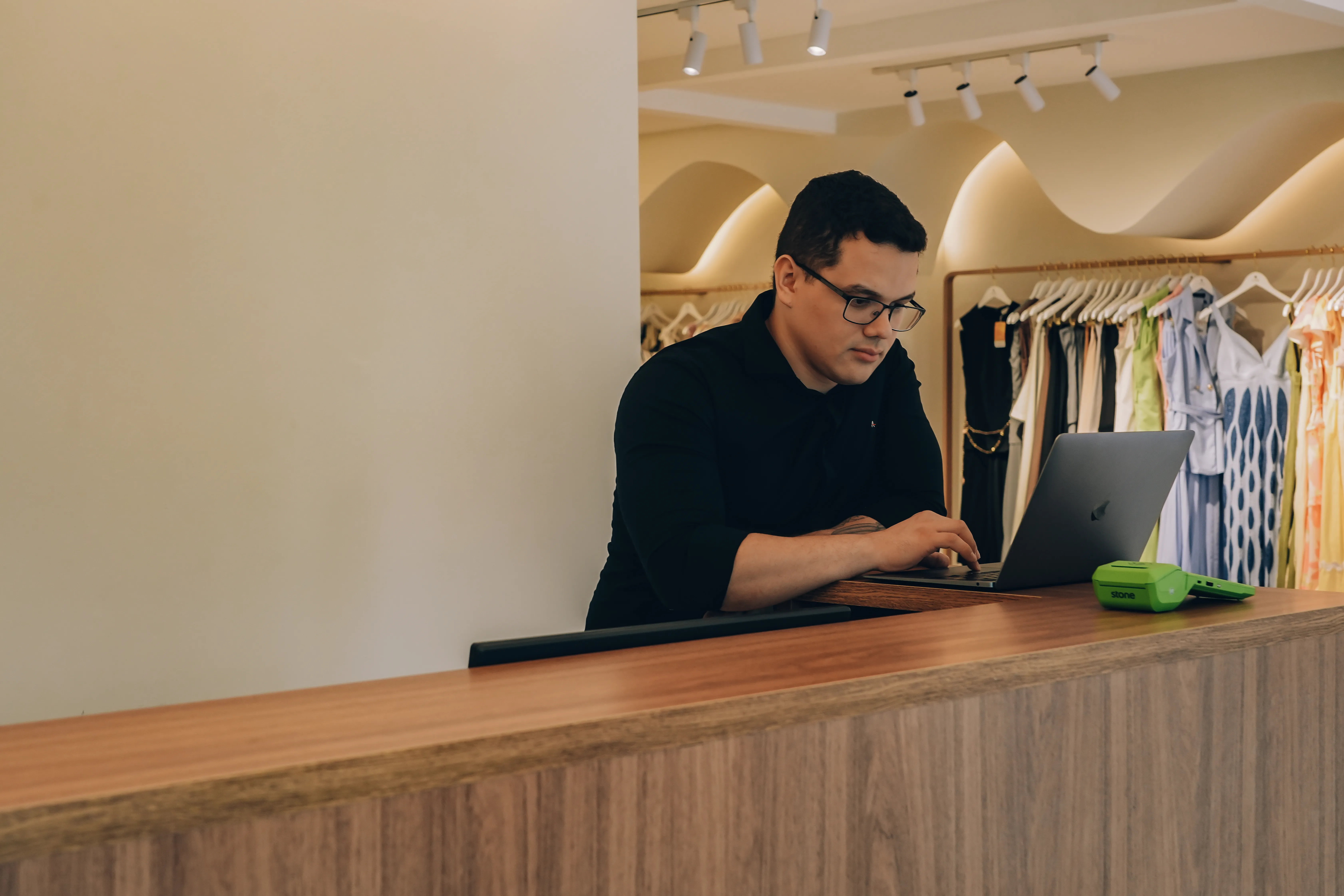 cliente com maquininha stone e acessando conta pj