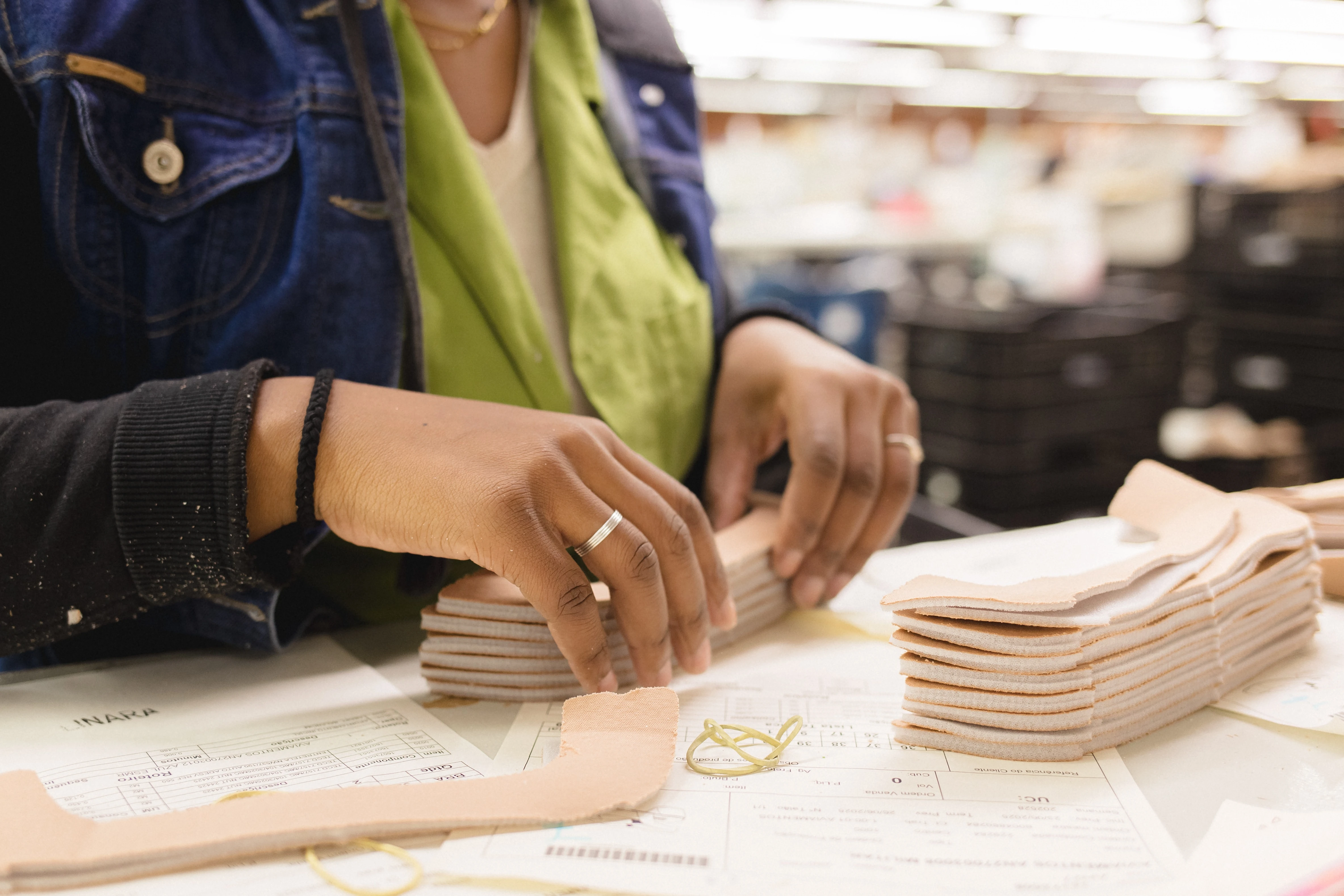 Mulher em processo de produção de mercadoria