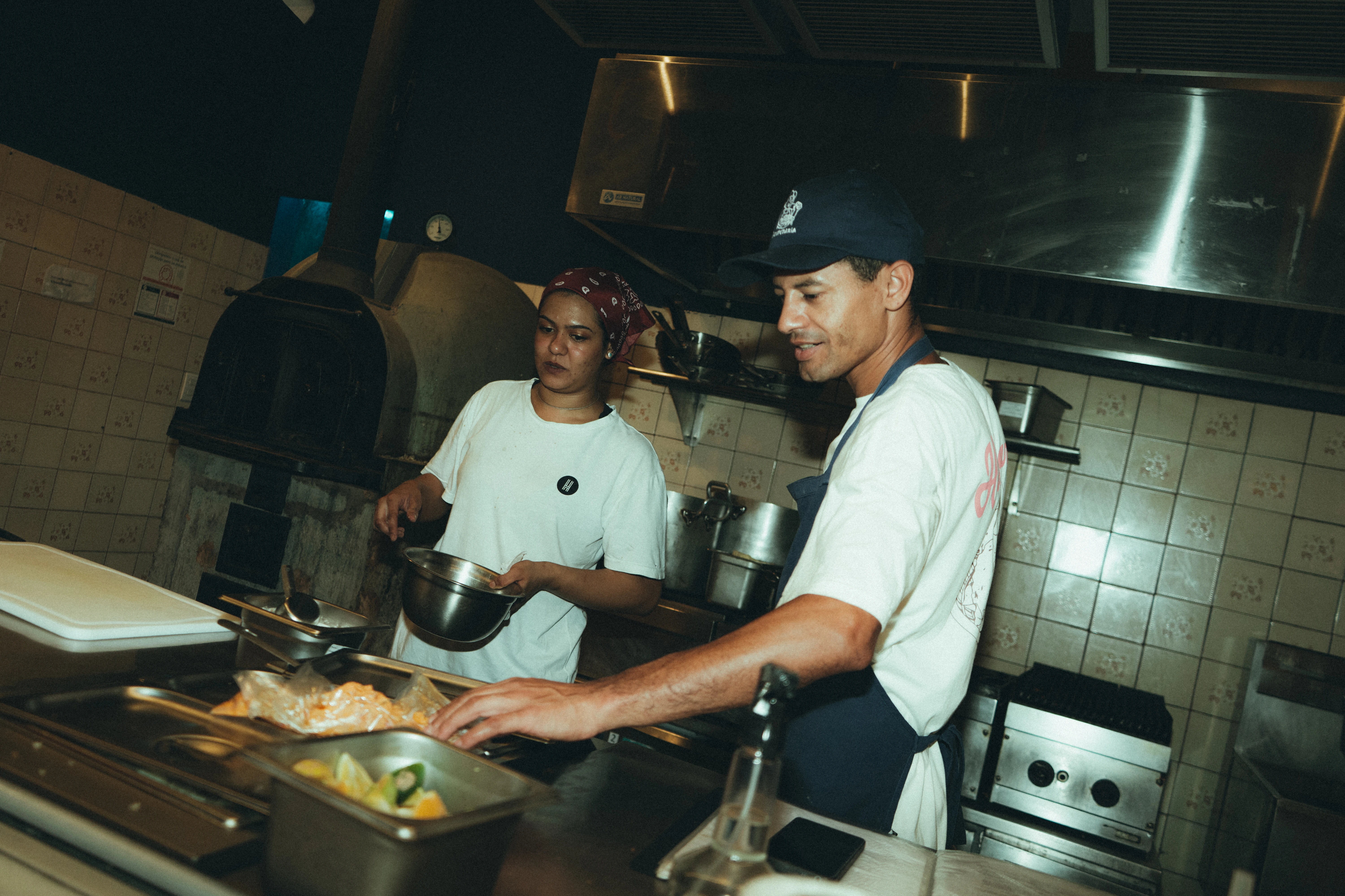 Dois cozinheiros trabalhando em um restaurante