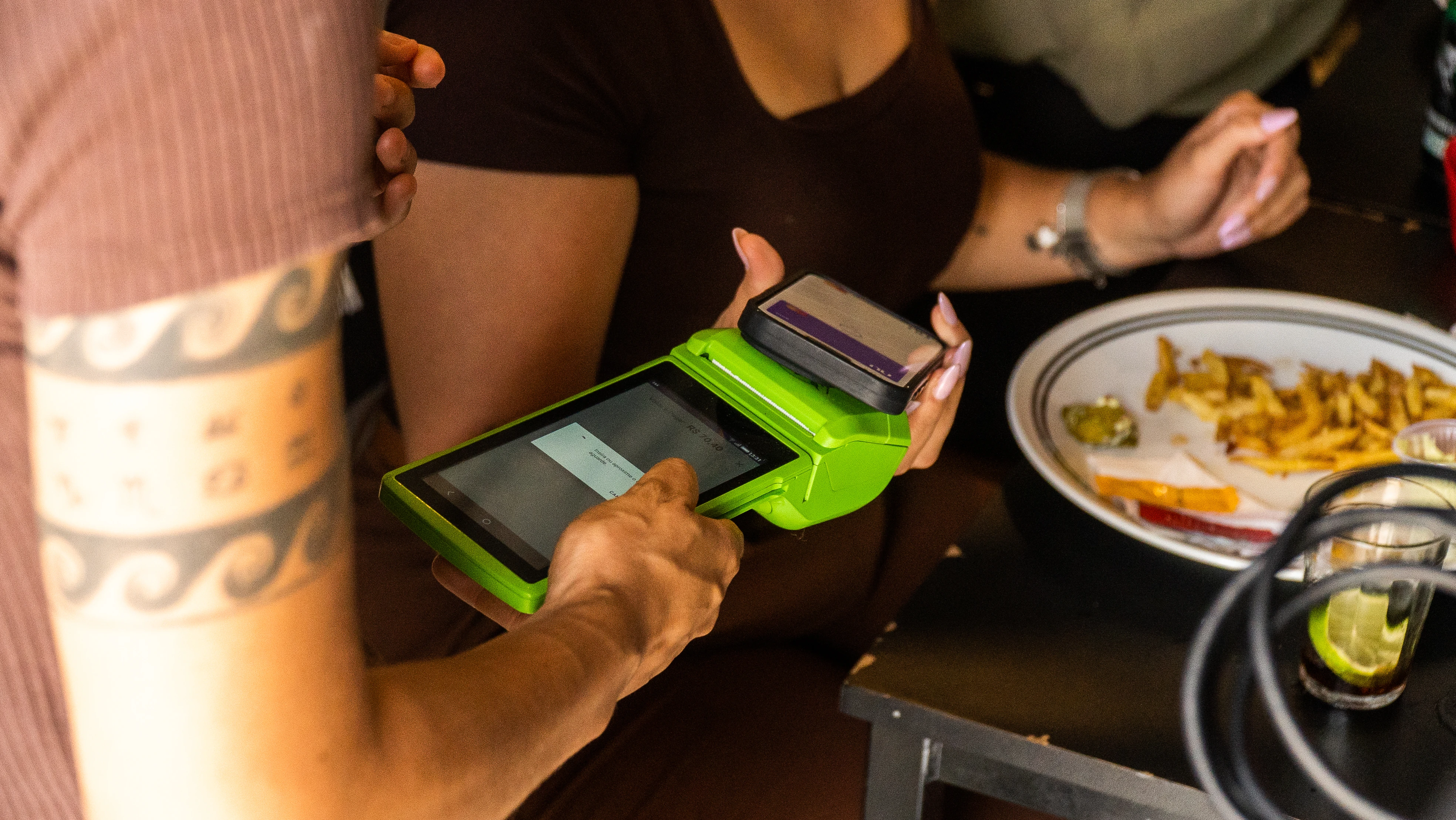 Atendente fazendo cross selling na hora do pagamento