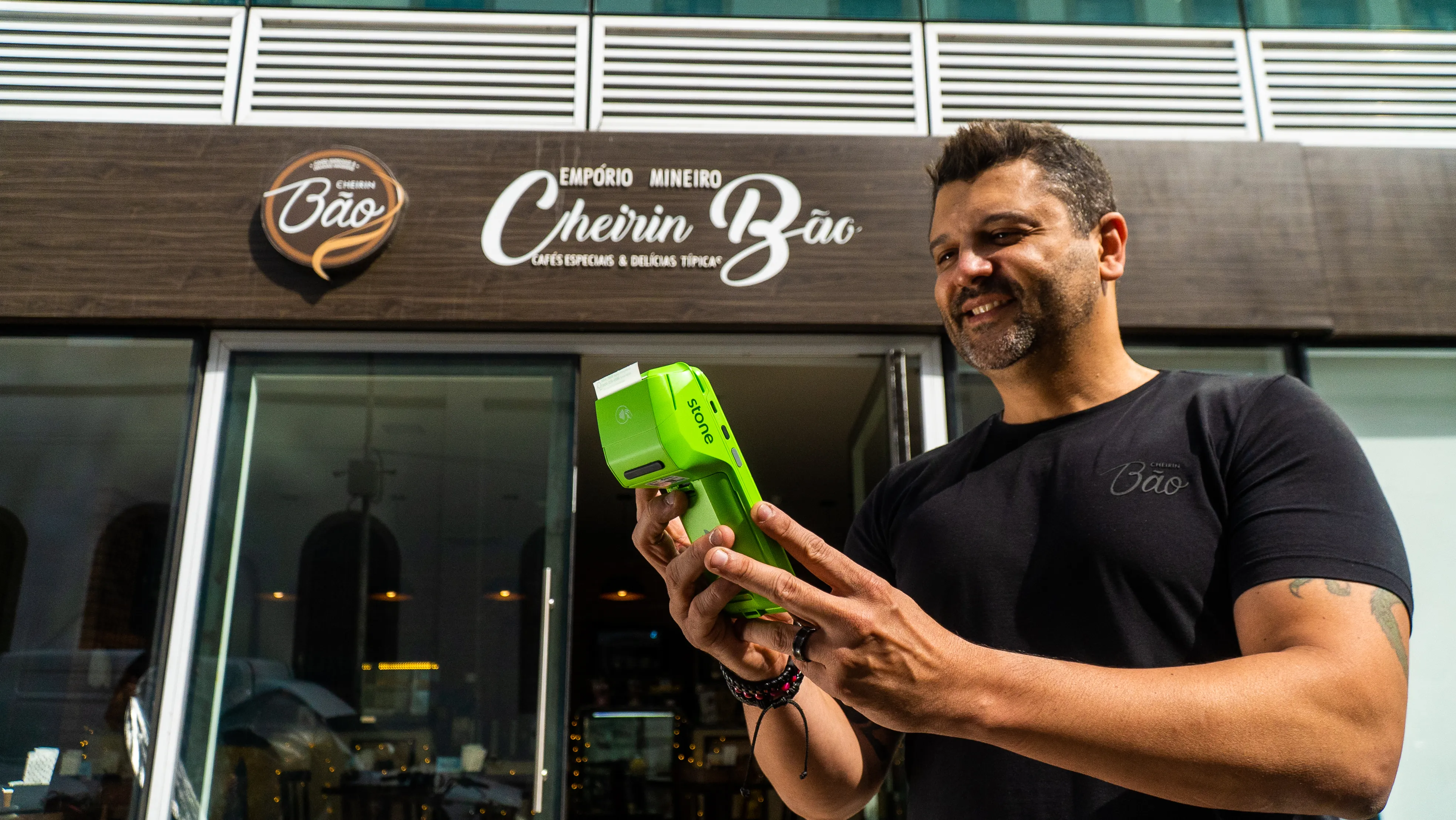 Cliente da franquia Cheirin Bão com a maquininha Stone