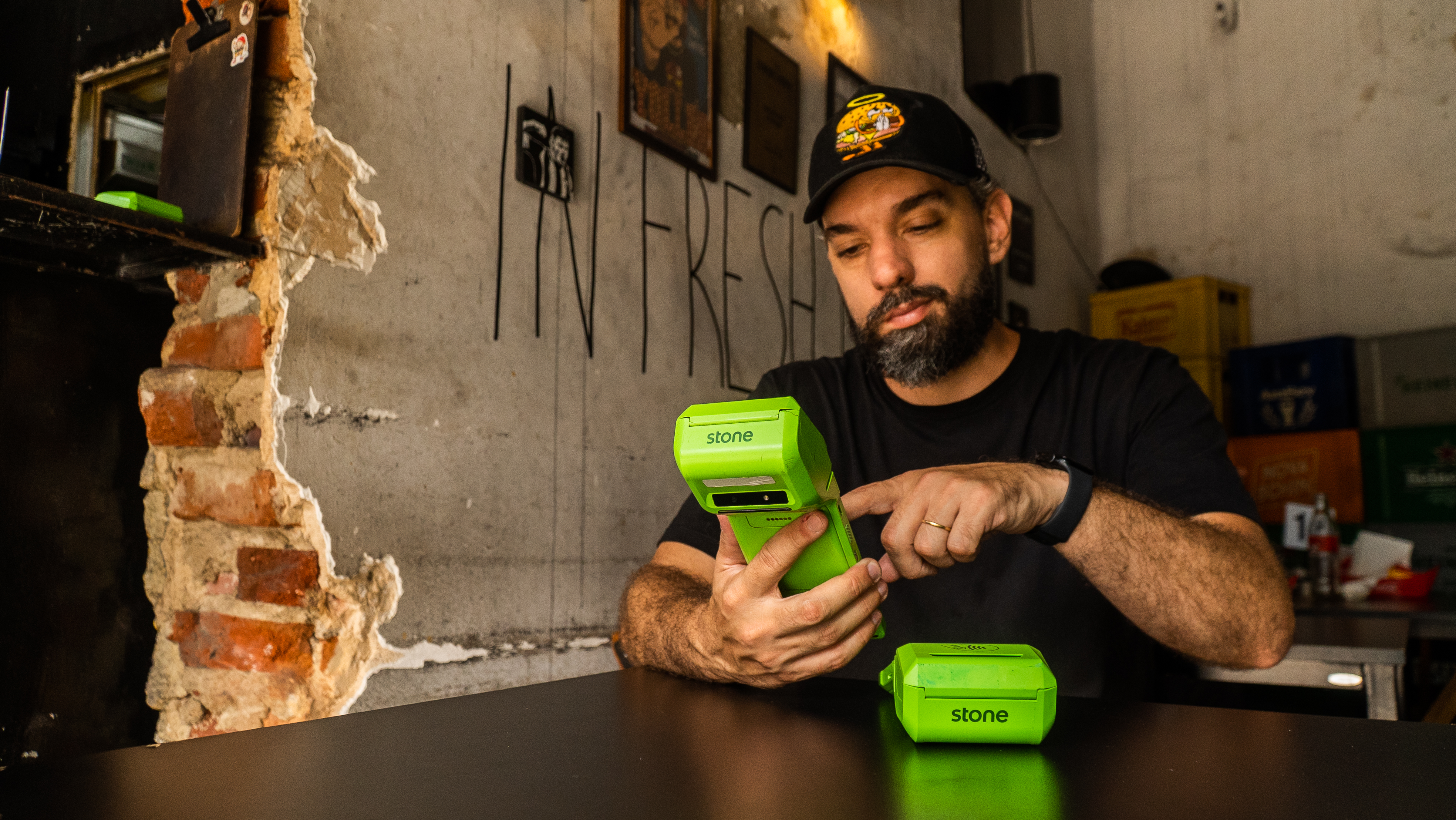Homem criando catálogo na maquininha da Stone