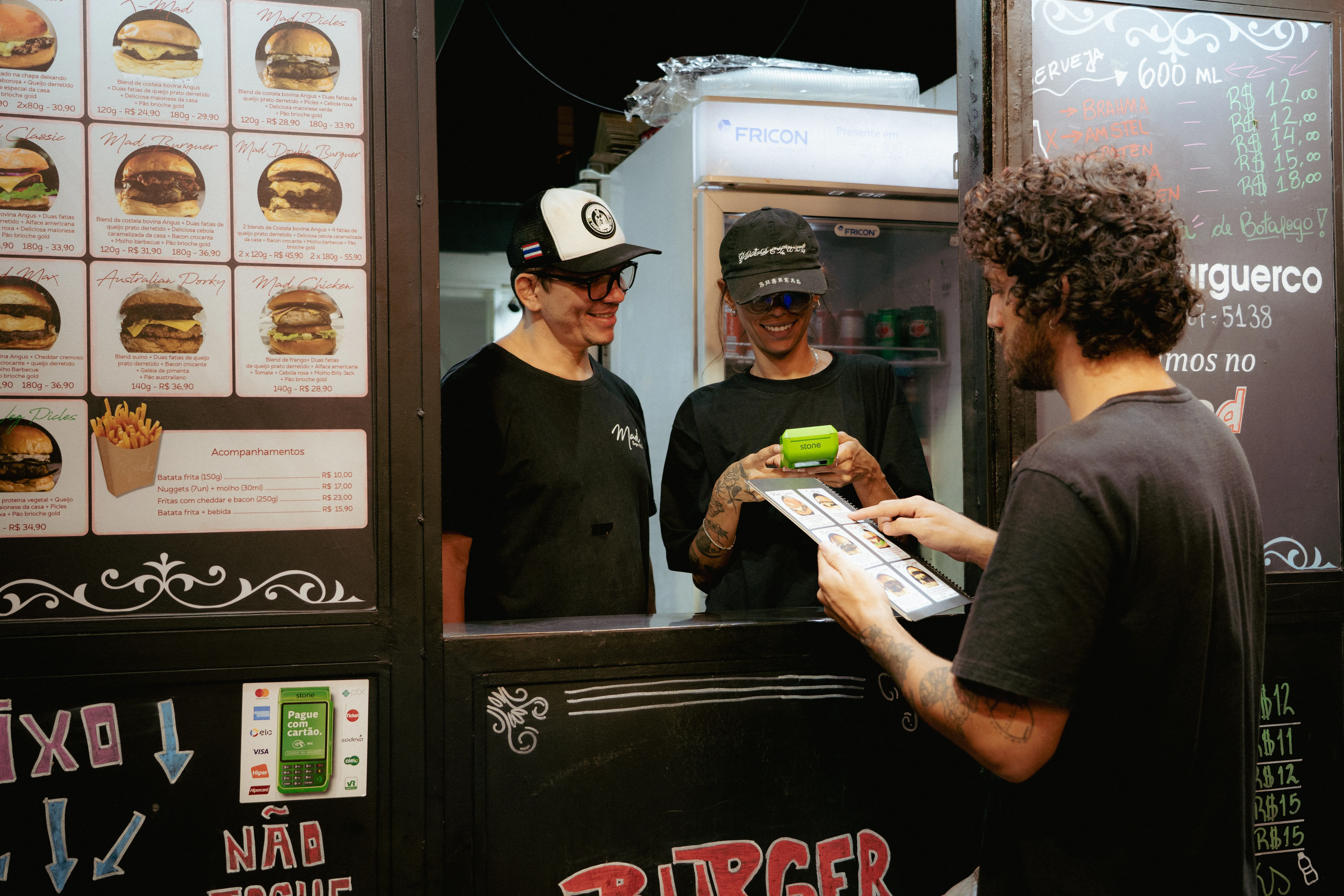 Cliente passando o cartão na lanchonete