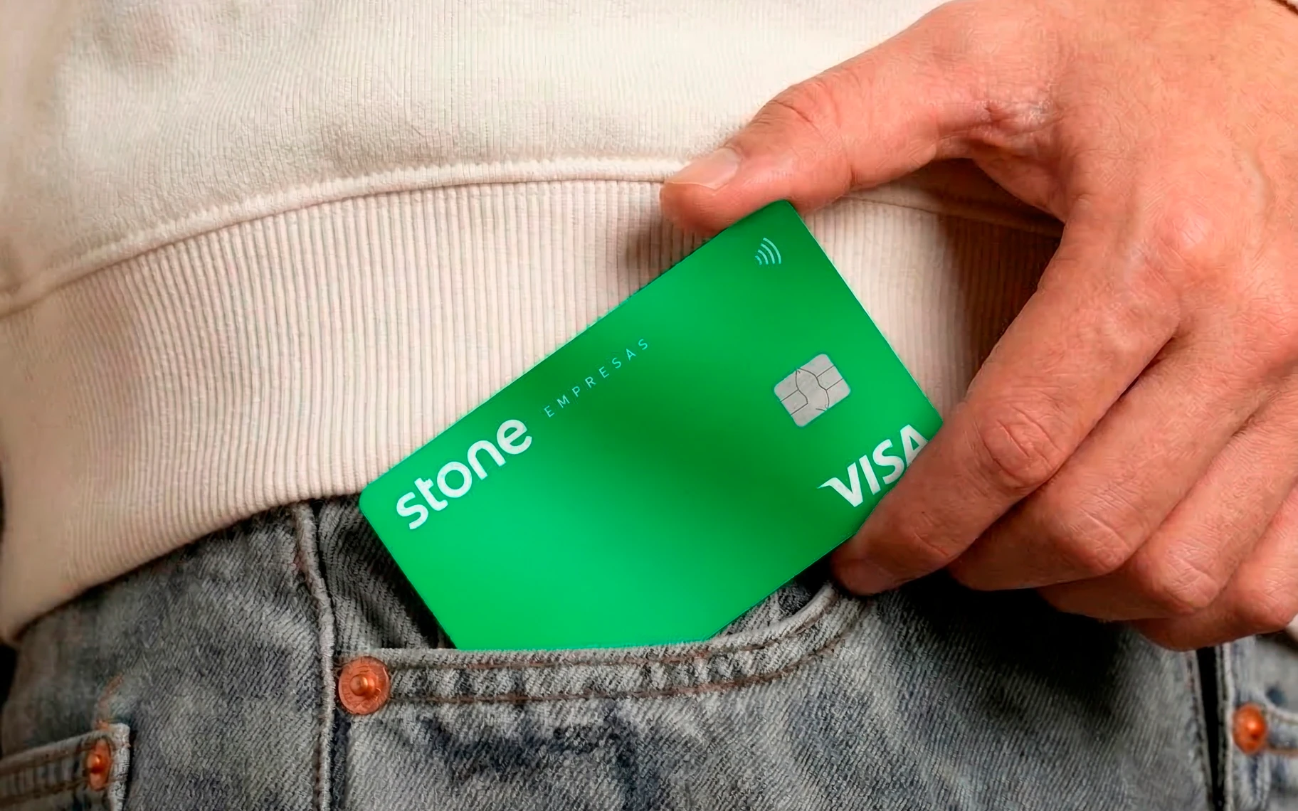 Homem tirando cartão de crédito da Stone no bolso