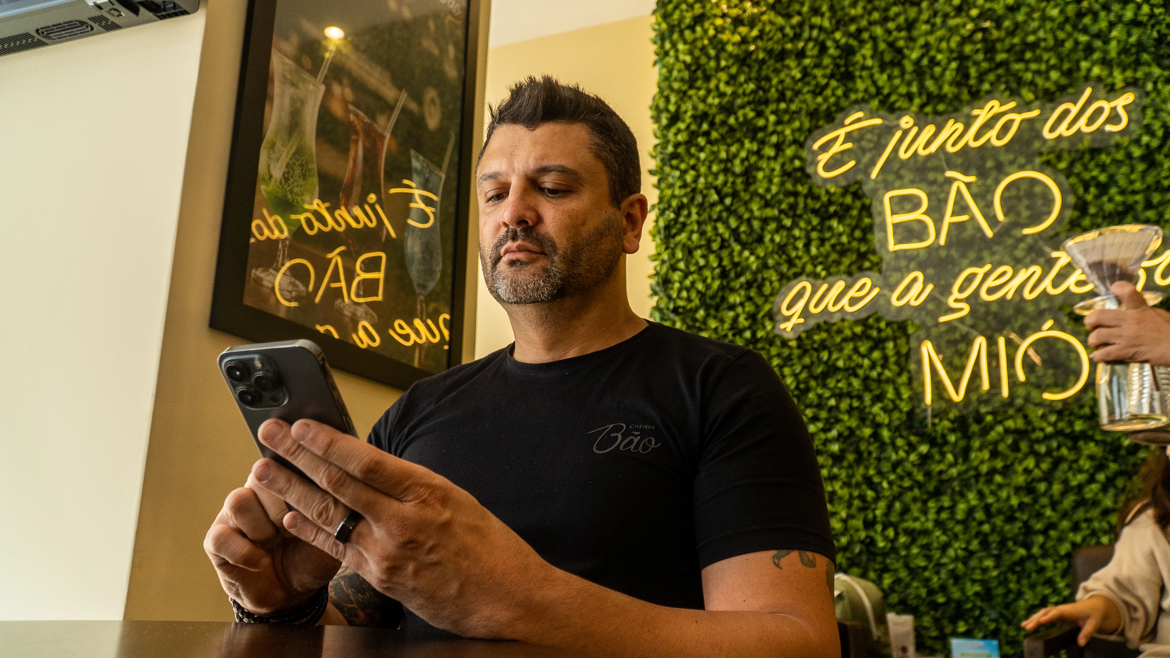 Empreendedor gerando um boleto de cobrança no celular