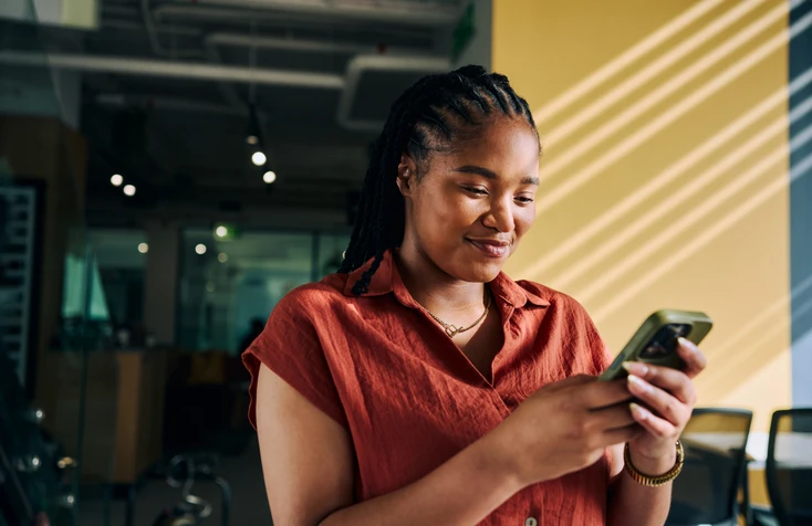 Mulher recebendo um anúncio com frase chamativa de divulgação
