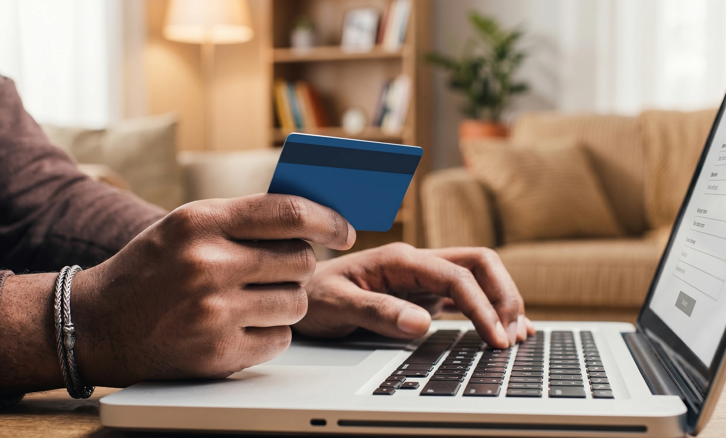Consumidor fazendo compra online