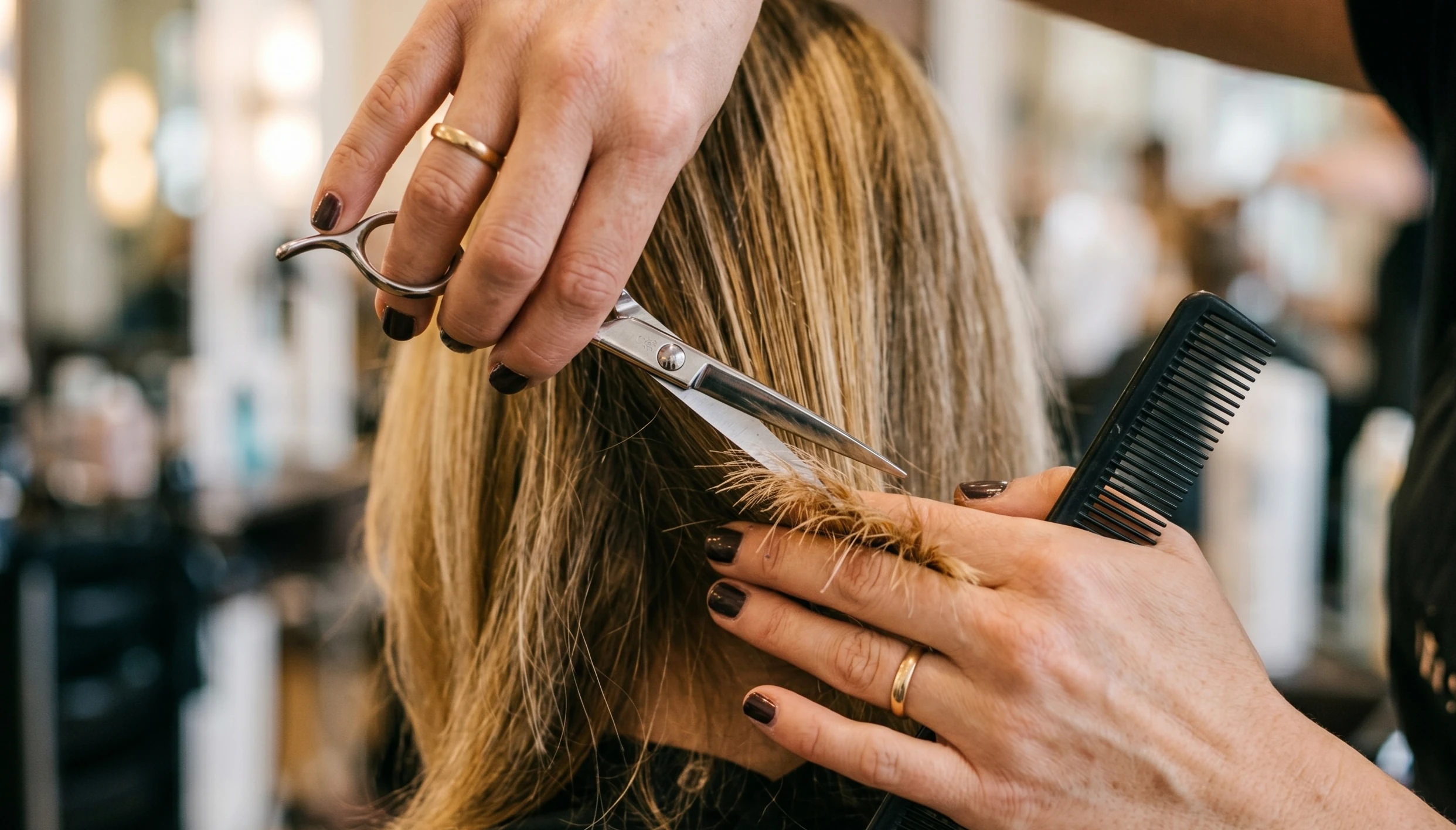 Mulher cortando o cabelo em salão de beleza