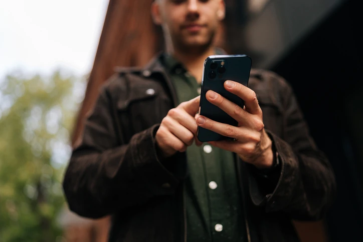 Homem fazendo portabilidade de chave Pix no celular