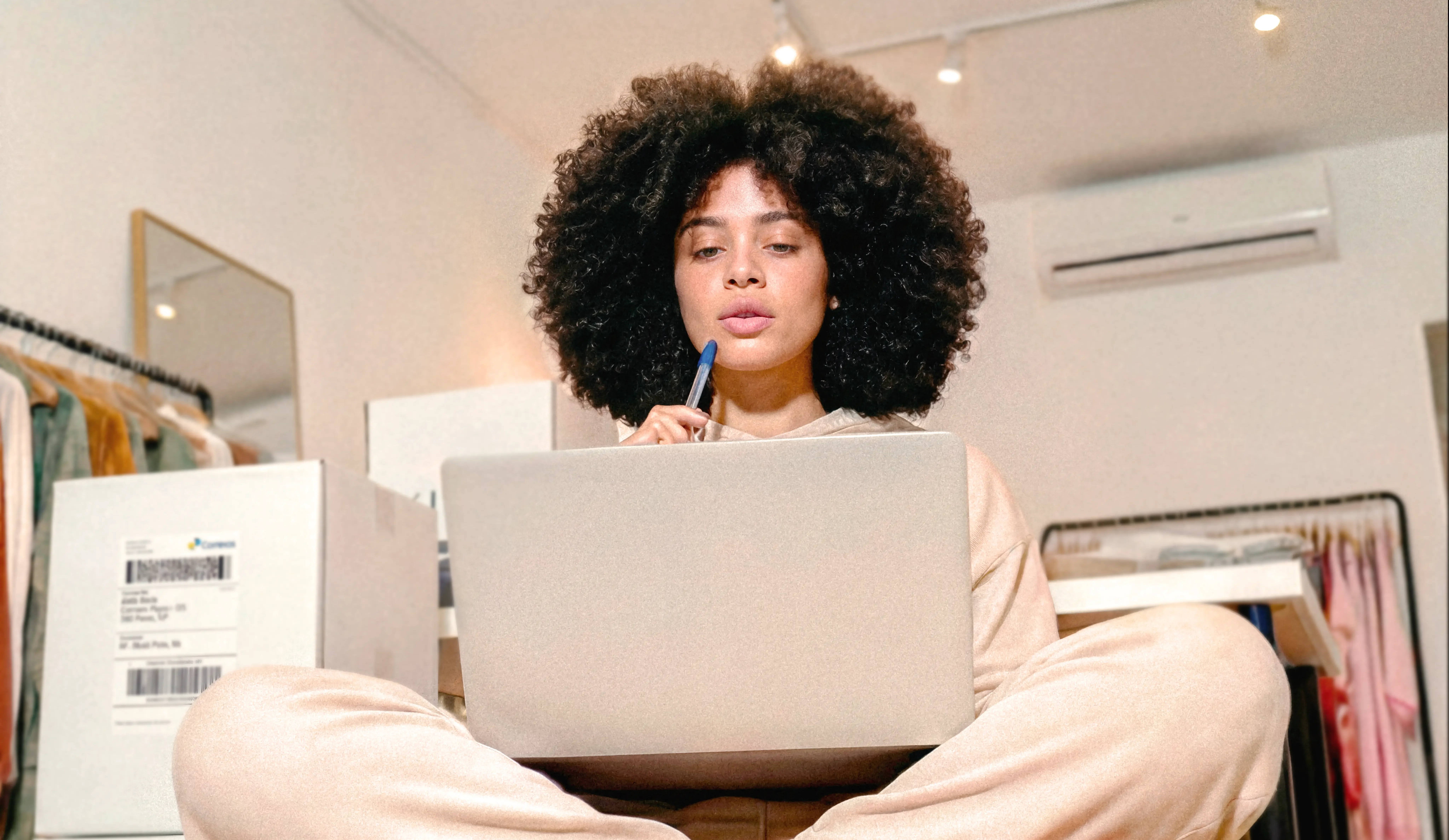 Mulher mexendo no computador