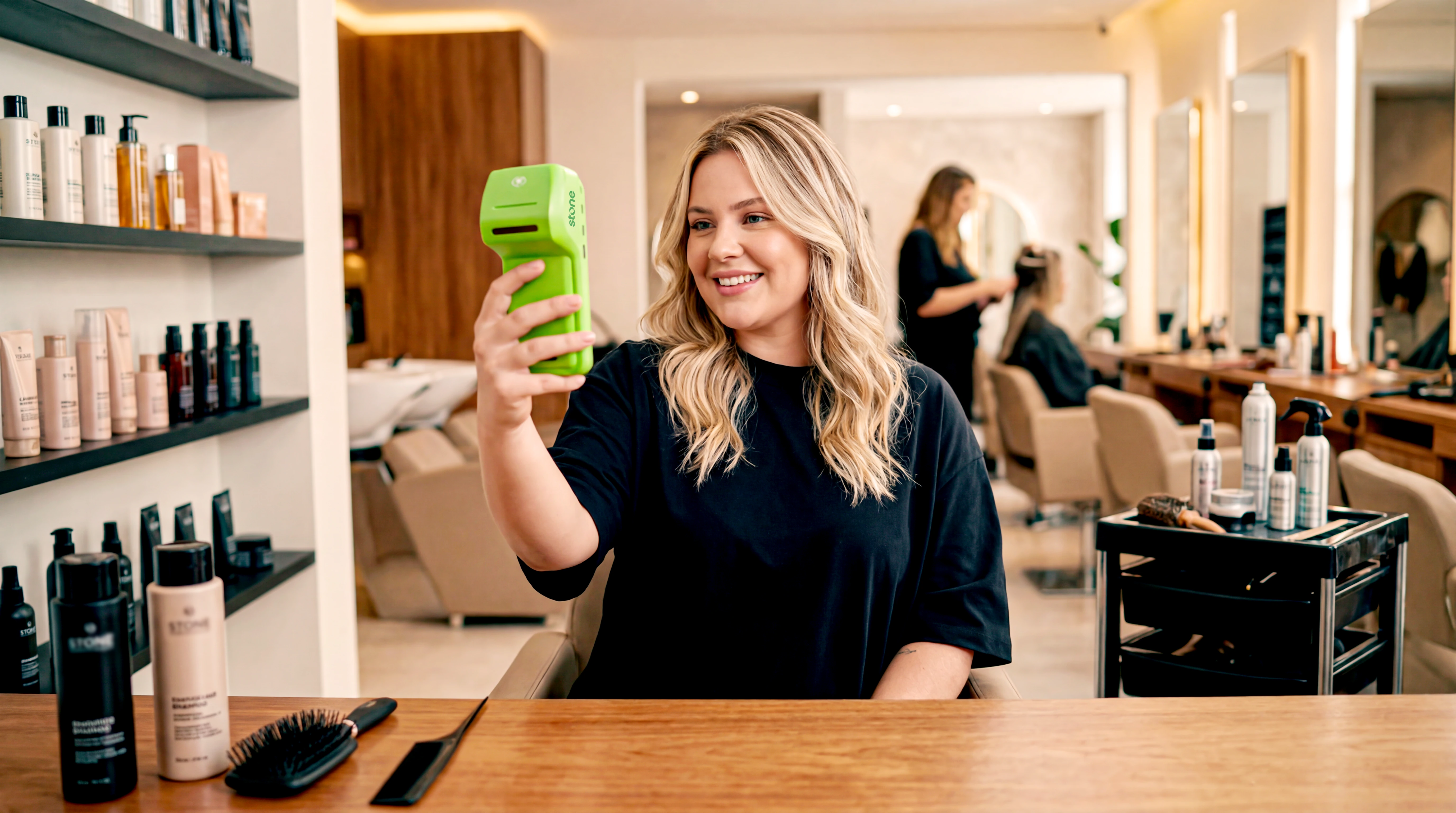 Empreendedora usando maquininha de cartão em salão de beleza