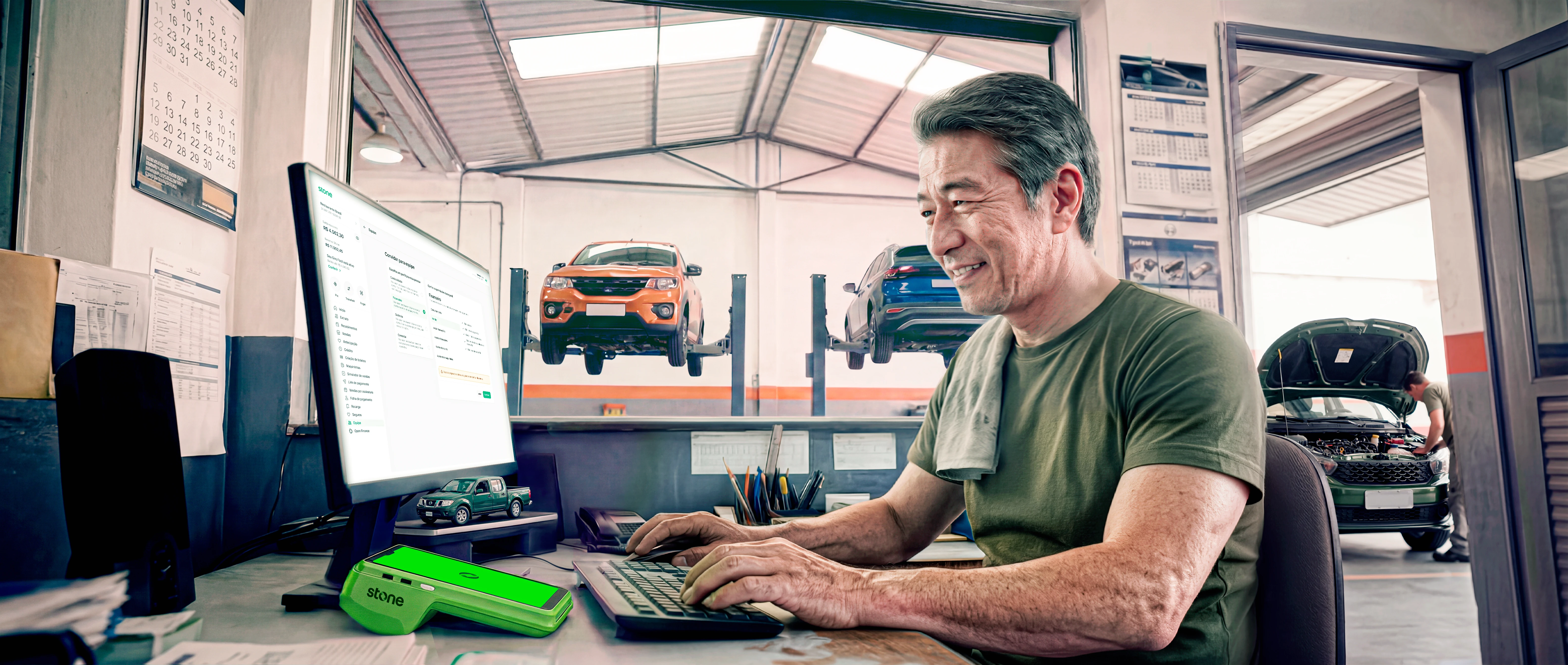 Homem calculando juros simples e compostos no computador