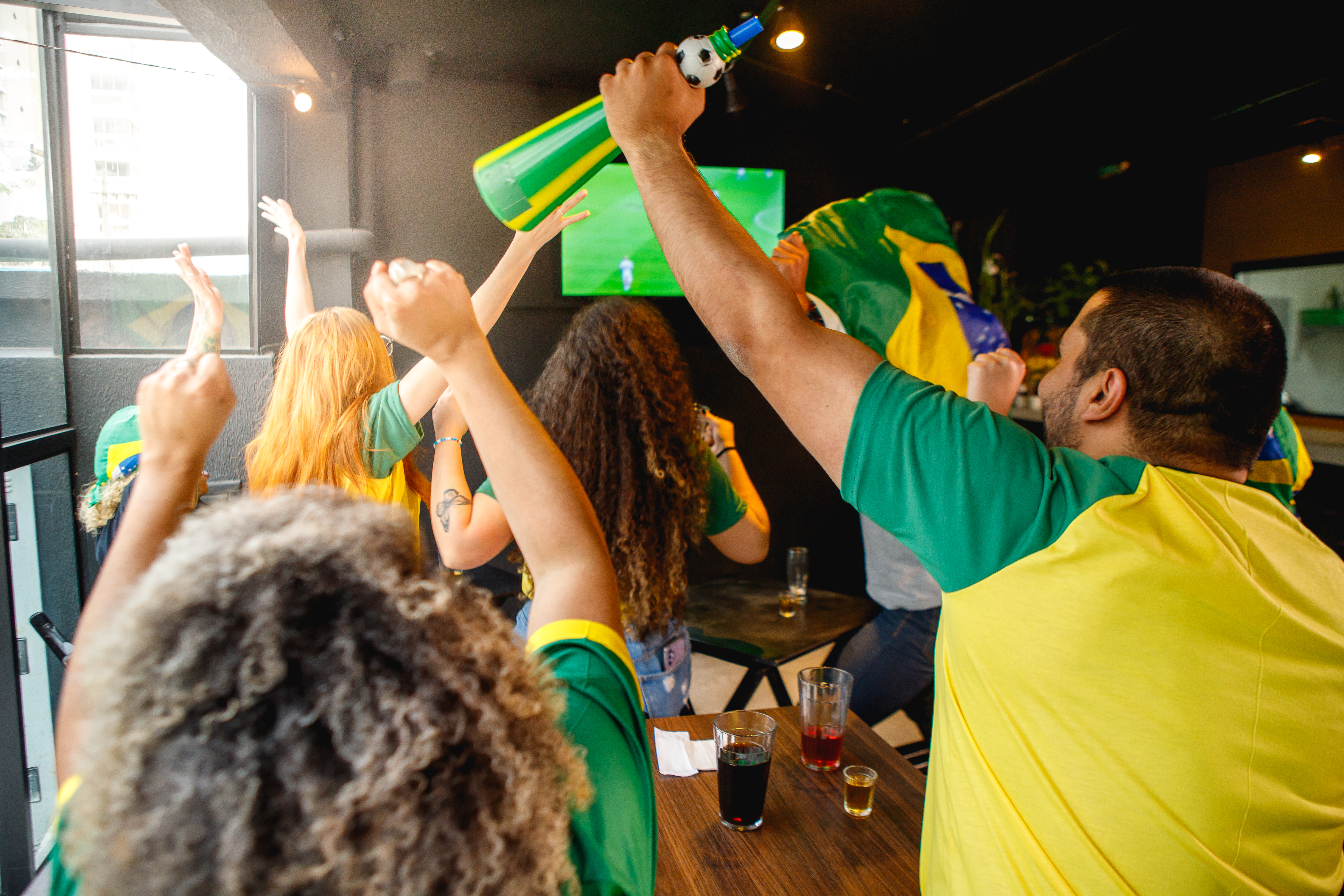Brasileiros assistindo ao jogo