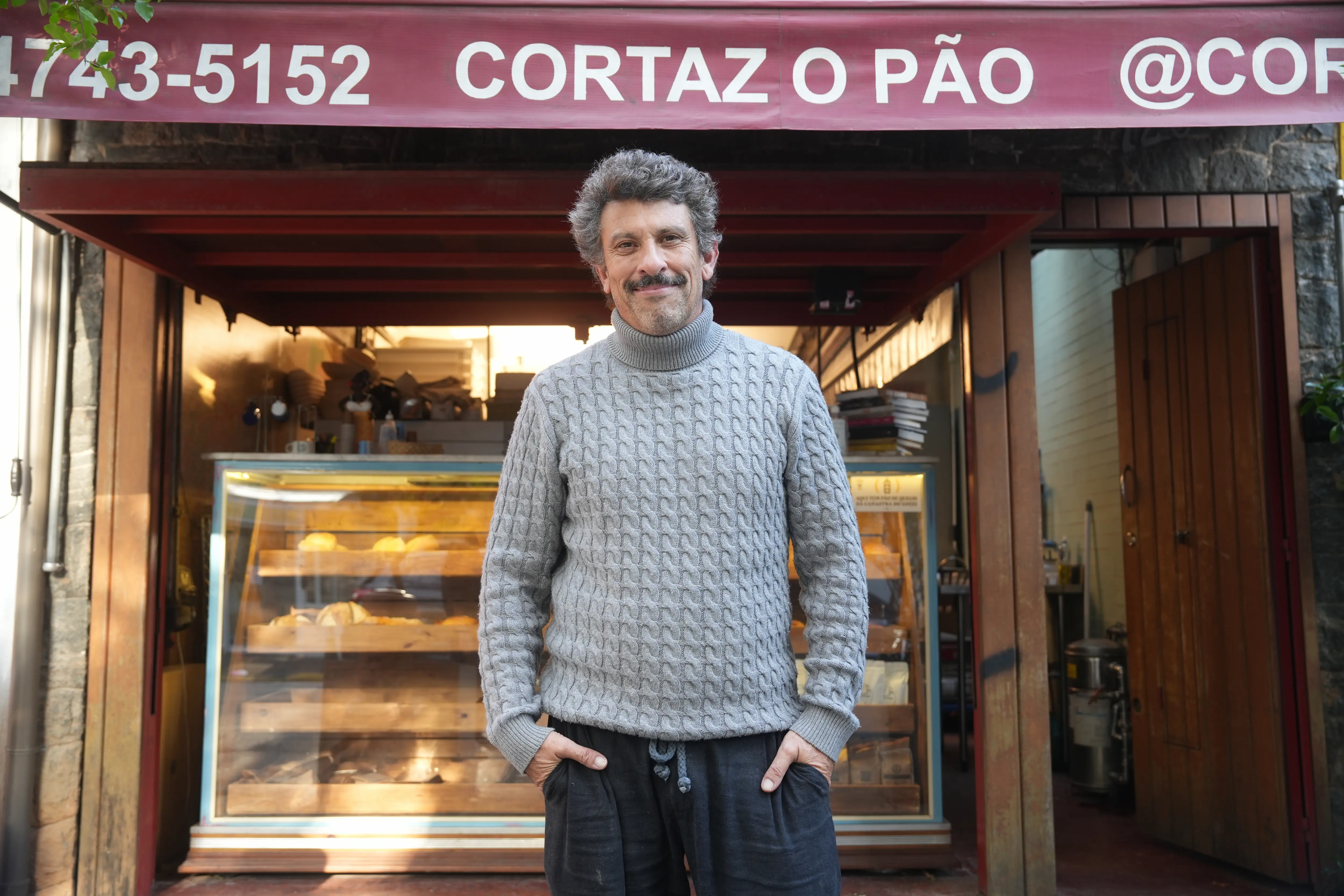 Milhem Cortaz na frente da padaria Cortaz O Pão